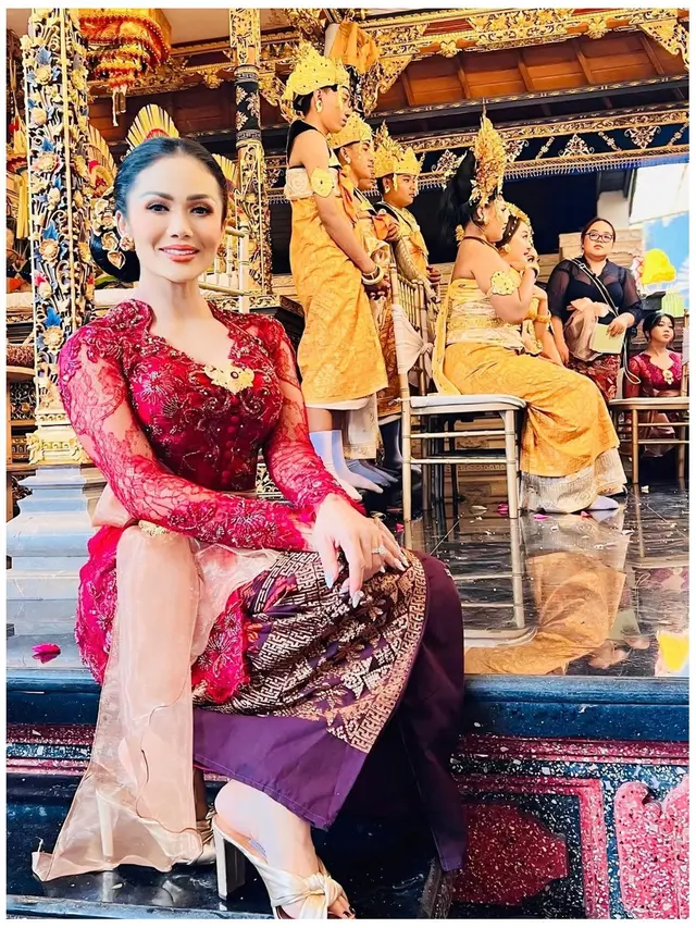 7 Pesona Krisdayanti Kenakan Kebaya Bali Brokat Merah di Nikahan Kakak Sarah Menzel