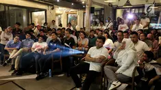 Komunitas muda pendukung Jokowi-Amin dan Prabowo-Sandi saat nonton bareng (nobar) debat Pilpres 2019 di Jakarta, Kamis (17/1). Acara ini merupakan inisiatif pendukung dua pasang calon. (Liputan6.com/JohanTallo)