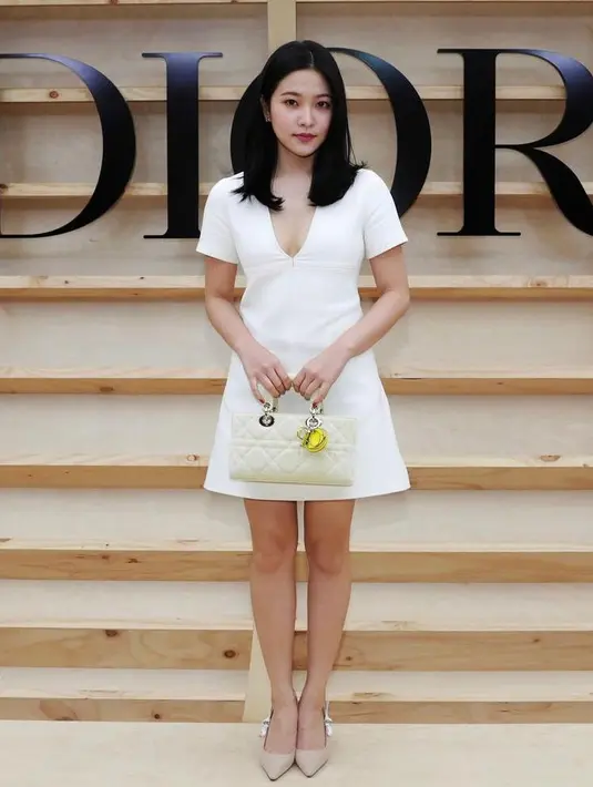 <p>Menambah barisan tamu istimewa, Yeri Red Velvet terlihat menghadiri Dior Fall 2022 mengenakan dress dengan kerah v-neck dari koleksi Dior SS 2022. (Instagram/Dior).</p>