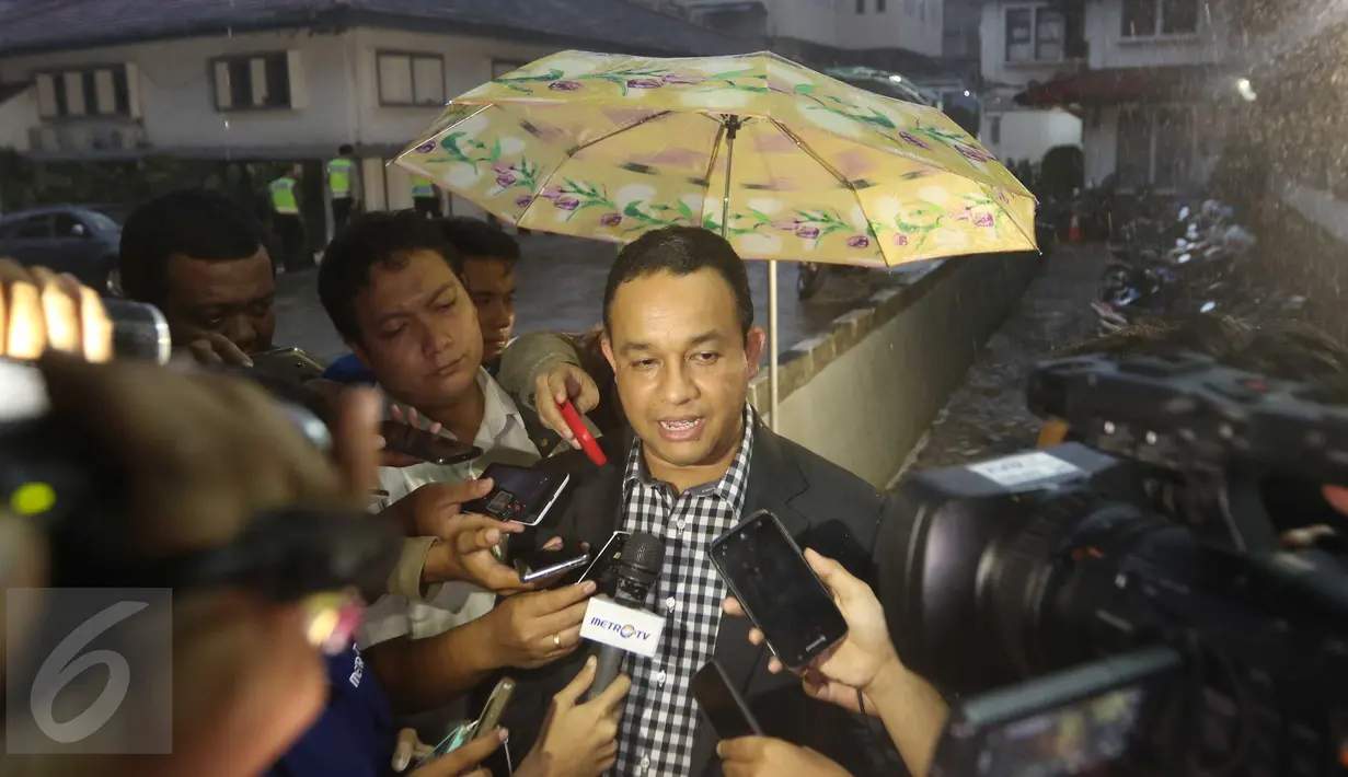Mendikbud Anis Baswedan (tengah) saat diwawancarai di RSAL Mintohardjo, Jakarta, Senin (14/3). RSAL Mintohardjo dijaga ketat pasca terbakarnya ruang tabung Pulau Miangas yang terletak di Gedung Ruang Udara Bertekanan Tinggi. (Liputan6.com/Gempur M Surya)