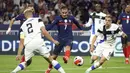 Antoine Griezmann memecah kebuntuan pada menit ke-25. Sepakan punggung kaki kirinya usai menerima umpan Karim Benzema bersarang telak di gawang Finlandia. Prancis memimpin 1-0 dan bertahan hingga babak pertama usai. (Foto: AP/Laurent Cipriani)