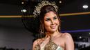 Model mengenakan busana rancangan desainer Kolombia, Linda Alegrias selama BioFashion Show di Cali  pada 17 November 2018. Busana-busana yang ditampilkan di ajang ini seluruhnya terbuat dari tanaman hidup, bunga dan unsur organik lain. (Luis ROBAYO/AFP)