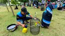 Warga mengikuti Lomba Kicau Burung Pra Piala Gubernur di Lapangan Banteng, Jakarta, Minggu (7/8/20222). Kegiatan tersebut diikuti sekitar 4.000 orang dari beragam  komunitas pecinta burung. (merdeka.com/Arie Basuki)