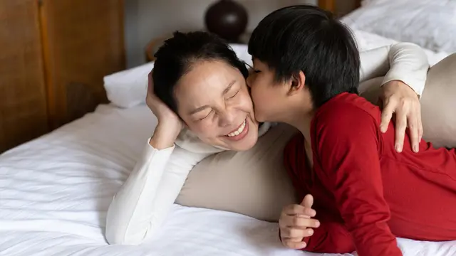 Mengekspresikan emosi anak laki-laki