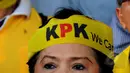 Keluarga besar UI memakai ikat kepala berwarna kuning saat aksi di depan KPK, Jakarta, Rabu (18/2/2015) Kedatangan keluarga besar UI sebagai bentuk dukungan kepada KPK (Liputan6.com/Faisal R Syam)