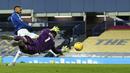 Striker Everton, Joshua King (kiri) mencetak gol ke gawang Fulham yang akhirnya dianulir wasit dalam laga lanjutan Liga Inggris 2020/21 pekan ke-24 di Goodison Park, Liverpool, Minggu (14/2/2021). Everton kalah 0-2 dari Fulham. (AP/Oli Scarff/Pool)