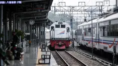 Kereta jarak jauh tiba di Stasiun Pasar Senen, Jakarta, Jumat (10/7/2020). PT KAI telah mengoperasikan lima perjalanan kereta jarak jauh untuk tujuan Bandung, Cirebon, dan Surabaya mulai Jumat 10 Juli 2020. (Liputan6.com/Faizal Fanani)