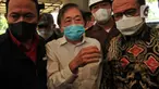 Surya Darmadi (70) alias Apeng, tersangka korupsi yang juga owner PT Darmex Group atau PT Duta Palma Group, tiba di Kejaksaan Agung (Kejagung), Jakarta, Senin (15/8/2022). Buronan Kejagung dan KPK itu tiba di Indonesia melalui Bandara Soetta menggunakan pesawat China Airlines dengan nomor penerbangan CI-761 rute Taipei-Jakarta. (Liputan6.com/Angga Yuniar)
