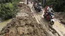 Penduduk desa melakukan perjalanan di dekat bendungan Stung Prek Tnaot setelah banjir menyusul hujan di pinggiran Phnom Penh, Kamboja (14 /10/2020). Pejabat bencana Kamboja mengatakan bahwa lebih dari 10.000 orang telah dievakuasi ke tempat aman setelah badai tropis melanda. (AP Photo/Heng Sinith)