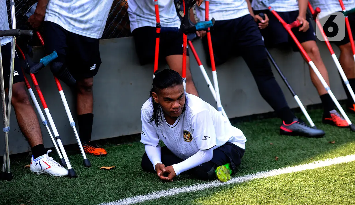 Pemain Timnas Amputasi Indonesia saat mengikuti latihan fisik jelang Piala Dunia Amputasi 2022 di Sports Club Serena Mansion, Jakarta Selatan, Selasa (5/7/2022). Mereka akan berlaga di Piala Dunia Sepak Bola Amputasi atau World Amputee Football Federation (WAFF) World Cup 2022 di Turki pada Oktober 2022. (merdeka.com/Arie Basuki)