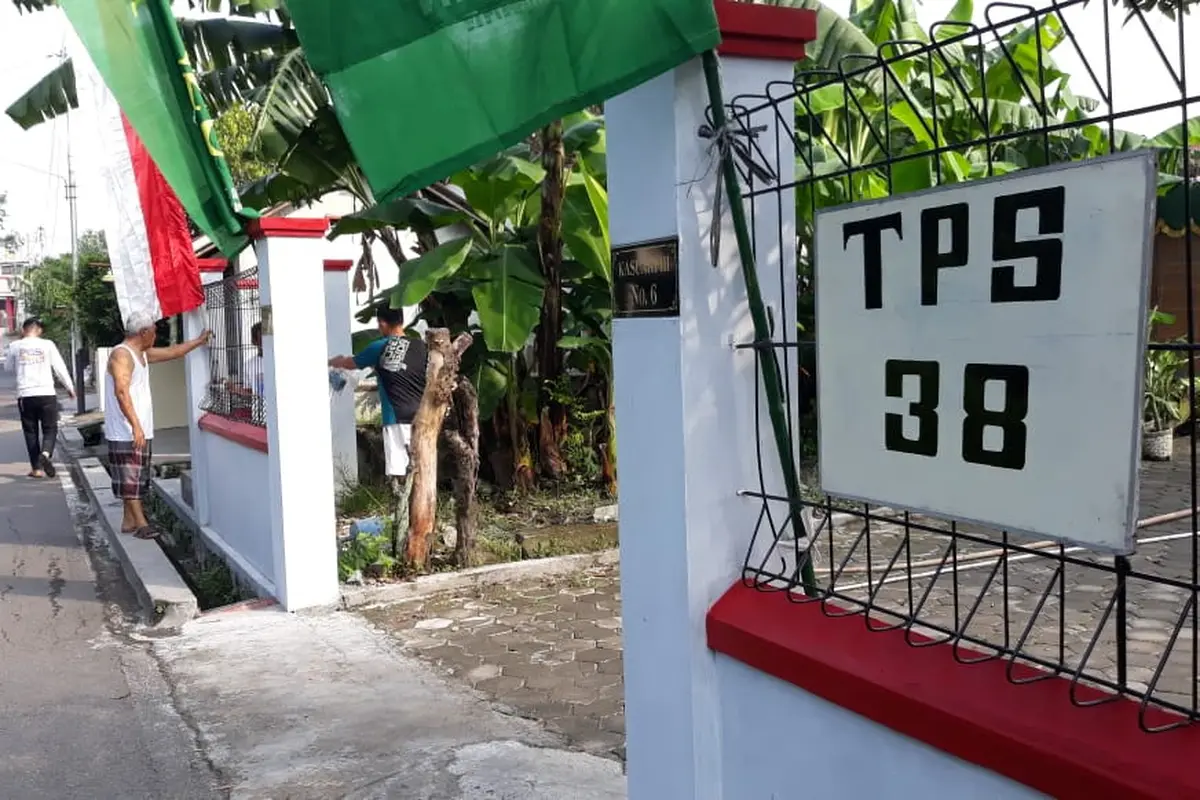 Petugas KPPS dan warga sibuk bekerja bakti untuk mendirikan TPS 38 yang beralamat di Jalan Kasuari III No 6, Kampung Tirtoyoso, Manahan, Solo. (Foto: Liputan6.com/Fajar Abrori)