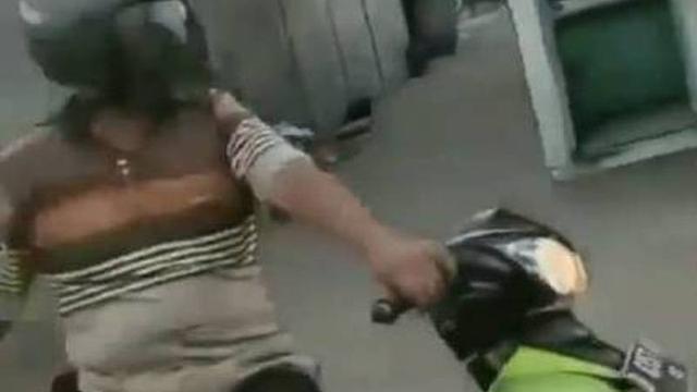 Terlalu Santai, 7 Cara Orang Naik Kendaraan Ini Bikin Elus Dada