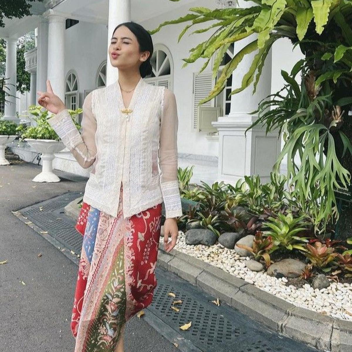 ilustrasi kebaya maudy ayunda