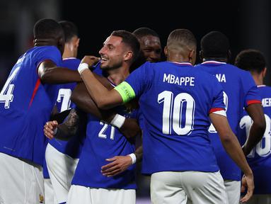 Bek Prancis #21 Jonathan Clauss (tengah) berseberasi engan rekan setimnya setelah mencetak gol ke gawang Luksemburg dalam laga  uji coba jelang Euro 2024 di Stade Saint Symphorien, Kamis (6/6/2024) dini hari WIB. (FRANCK FIFE / AFP)