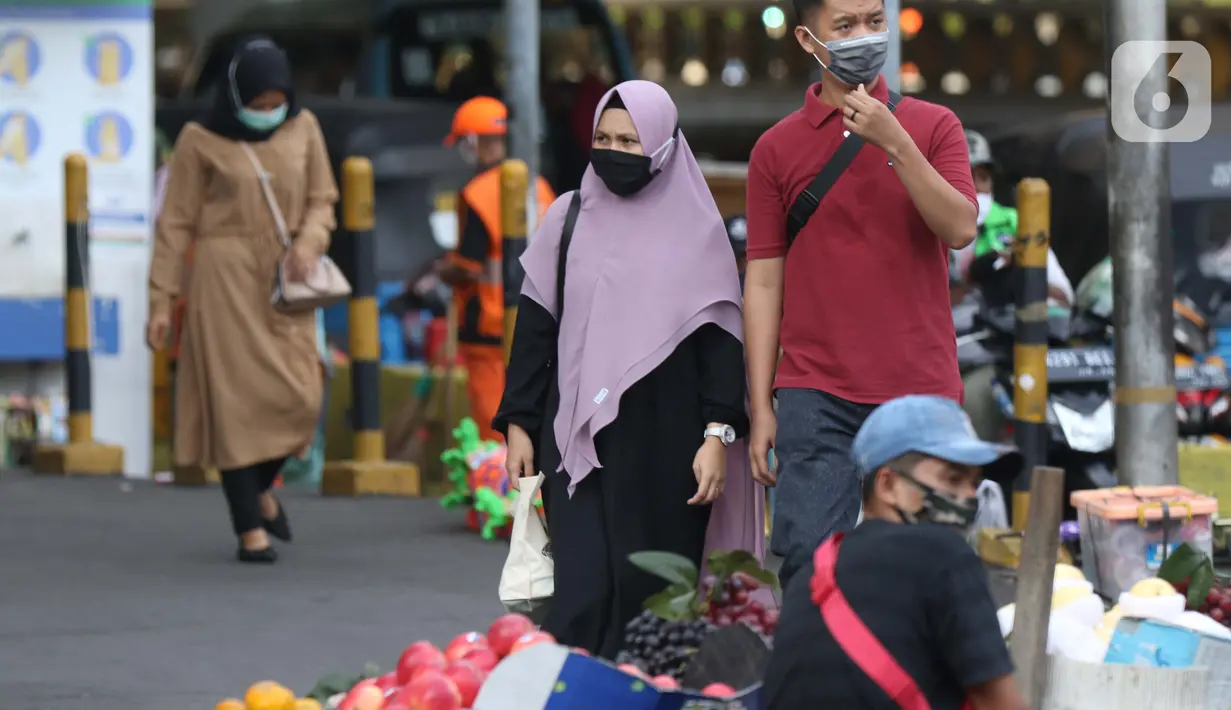 Warga berjalan di kawasan Pasar Blok A Tanah Abang, Jakarta, Selasa (1/9/2020). Angka positivity rate atau persentase kasus positif COVID-19 di Jakarta dalam sepekan terakhir sebesar 9,8 persen, angka ini melebihi standar WHO yang tidak lebih dari 5 persen. (Liputan6.com/Helmi Fithriansyah)