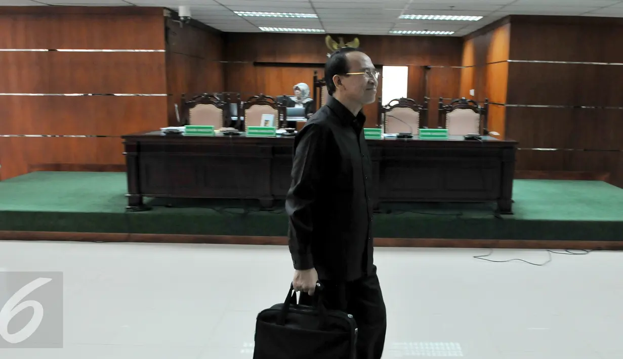 Suryadharma Ali (SDA) usai menjalani sidang lanjutan di Pengadilan Tipikor Jakarta, Senin (14/9). JPU KPK menolak keberatan yang diajukan SDA pada eksepsi yang dibacakan pekan lalu terkait korupsi penyelenggaraan ibadah haji.(Liputan6.com/Andrian M Tunay)