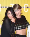 Sebulan sudah Selena Gomez berada dalam masa rehabilitasi dalam proses penyembuhan gangguan emosionalnya. Sebagai sahabat karib, Taylor Swift, kabarnya ikut berperan membantu pemulihan Gomez. (AFP/Bintang.com)