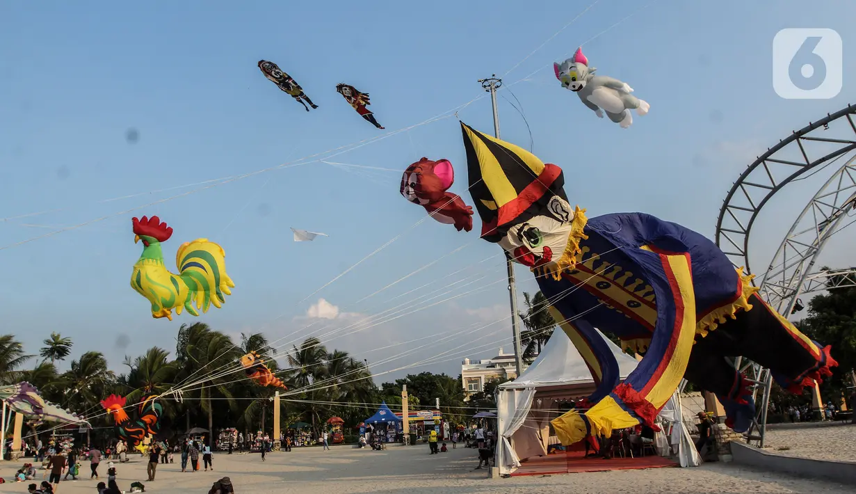 Taman Impian Jaya Ancol menjadi salah satu tempat wisata favorit di Jakarta untuk liburan Hari Raya Idul Adha 1444 Hijriah. (Liputan6.com/Johan Tallo)