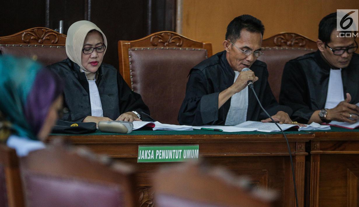 Jaksa penuntut umum membacakan tuntutan terhadap terdakwa kasus dugaan penyebaran berita bohong atau hoaks Ratna Sarumpaet dalam sidang lanjutan di PN Jakarta Selatan, Selasa (28/5/2019). Ratna dituntut 6 tahun penjara di kasus penyebaran berita bohong atau hoaks. (Liputan6.com/Faizal Fanani)