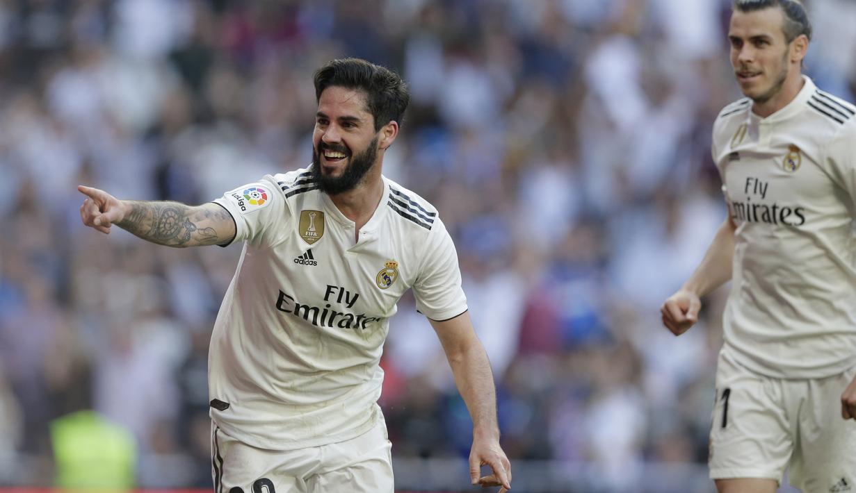 Gelandang Real Madrid, Isco, melakukan selebrasi usai membobol gawang Celta Vigo pada laga La Liga 2019 di Stadion Santiago Bernabeu, Sabtu (16/3). Real Madrid menang 2-0 atas Celta Vigo. (AP/Paul White)
