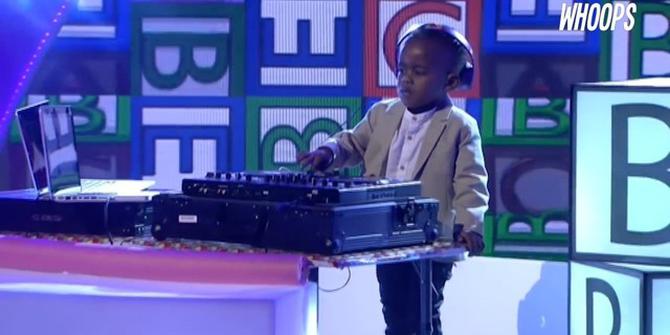 WHOOPS: Aksi Bocah 2 Tahun yang Jadi DJ Termuda