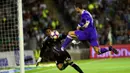 Striker Real Madrid, Cristiano Ronaldo, berusaha membobol gawang Real Betis pada laga La Liga di Stadion Benito Vilamarin, Seville, Minggu (15/10/2016). Madrid menang 6-1 atas Betis. (AFP/Cristina Quicler)