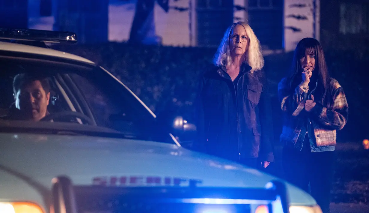 Gambar yang dirilis oleh Universal Pictures ini menunjukkan Jamie Lee Curtis (tengah) dan Kyle Richards (kanan) dalam adegan film Halloween Ends. Kasus pembunuhan bocah laki-laki memicu serangkaian kekerasan dan teror yang memaksa Laurie Strode untuk menghadapi kejahatan yang tidak dapat dia kendalikan. Simak kisah selengkapnya di bioskop kesayangan Anda. (Ryan Green/Universal Pictures via AP)