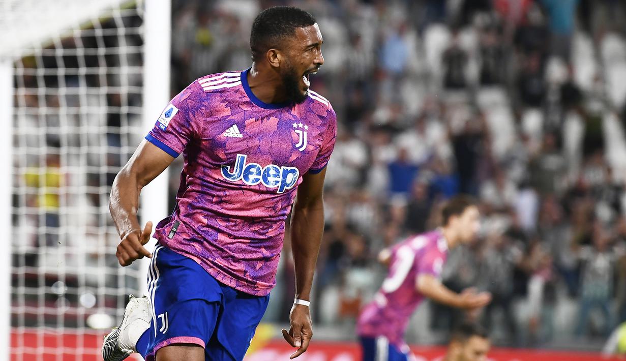 Gol pertama Juventus pun lahir pada menit ke-51. Gol dicetak oleh Gleison Bremer yang berhasil menanduk umpan silang yang dilepaskan Filip Kostic. (LaPresse via AP/Fabio Ferrari)