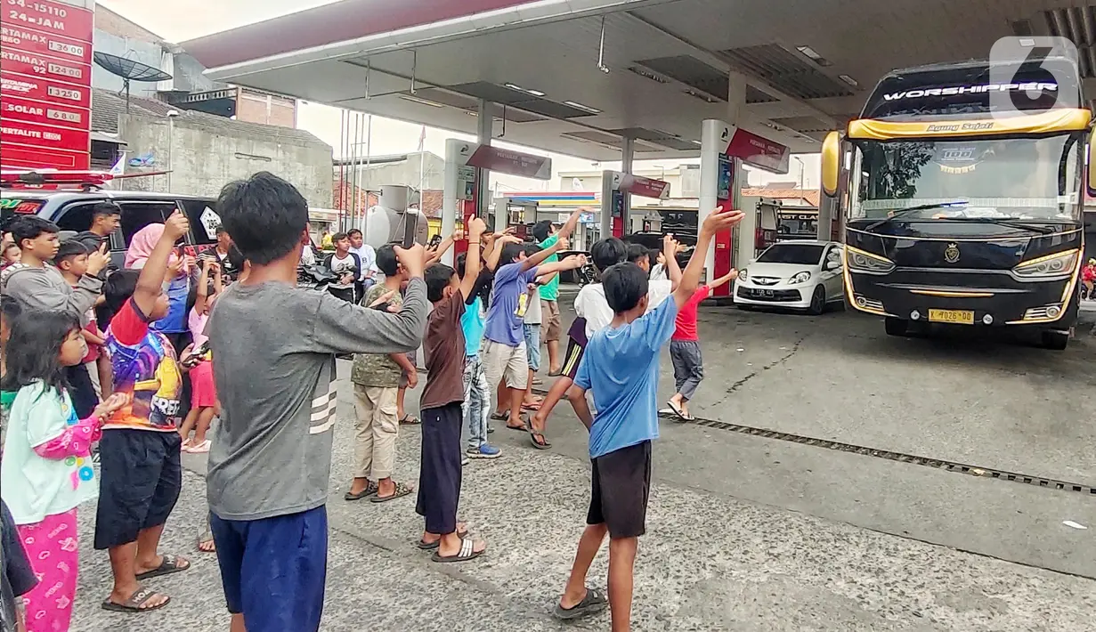 Seperti diketahui, klakson bus bersuara lantang yang mulai ramai pada 2018, telah menjadi favorit para bocah, remaja, maupun pecinta bus di berbagai daerah. (Liputan6.com/Angga Yuniar)