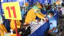 Petugas melakukan tes skrining terhadap calon penerima vaksin COVID-19 di Terminal Poris Plawad, Cipondoh, Kota Tangerang, Kamis (4/3/2021). Ada sebanyak 1.000 peserta pekerja transportasi mulai dari sopir angkot, bus, taksi dan ojek yang divaksinasi Covid-19. (Liputan6.com/Angga Yuniar)