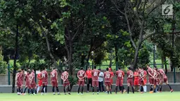 Pelatih Persija, Stefano Cugurra (tengah) memberi arahan saat latihan resmi di Lapangan A Senayan, Jakarta, Selasa (27/2). Persija akan menjamu Tampines Rovers FC pada laga grup H Piala AFC 2018, Rabu (28/2). (Liputan6.com/Helmi Fithriansyah)