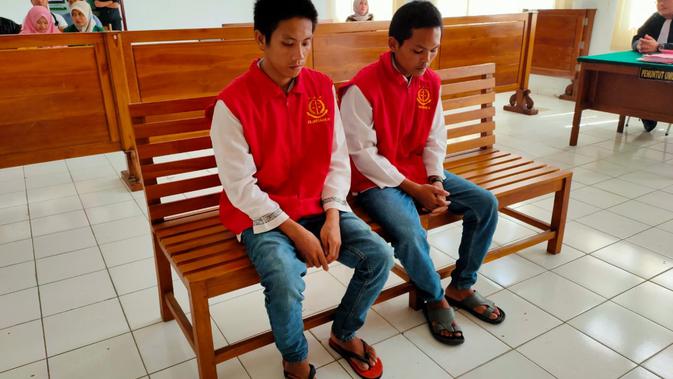 Dua terpidana kasus pembunuhan calon pendeta cantik yang disidang di Pengadilan Negeri Kayu Agung Kabupaten Ogan Komering Ilir Sumsel (Liputan6.com / Nefri Inge)
