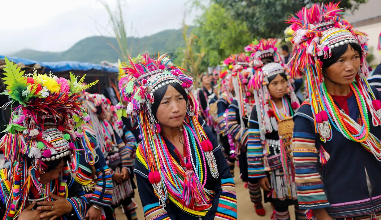 Para perempuan etnis Akha menggunakan pakaian tradisional saat mengikuti festival di desa Pansang, wilayah pemberontak Wa di Myanmar, 3 Oktober 2016. (Reuters/Soe Zeya Tun)