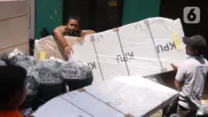 Petugas Panitia Pemilihan Suara (PPS) membawa logistik pilkada untuk didistribusikan di Parigi, Tangerang Selatan, Selasa (8/12/2020). Pendistribusian logistik kotak suara akan dikirimkan ke setiap TPS di wilayah tersebut sebagai persiapan Pilkada Tangerang Selatan 2020. (Liputan6.com/Angga Yuniar)