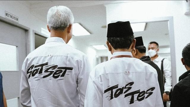 Ganjar Pranowo Tampil Beda di Debat Capres 2024, Kenakan Kemeja Putih Bertuliskan 'Sat Set'. Sementara Mahfud MD Bertuliskan 'Tes Tes' (Foto: Instagram.com/mohmahfudmd)