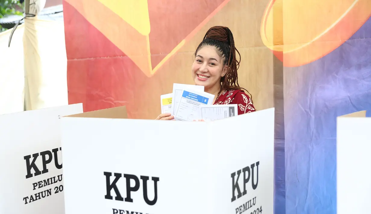 Kaftan tersebut ia padukan bersama selendang batik warna merah marun yang ia sampirkan di bahu kiri. [Foto: KLY/Budy Santoso]