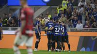 Pemain Inter Milan merayakan gol yang dicetak ke gawang AC Milan dalam laga giornata keempat Serie A Liga Italia 2023/2024 di Giuseppe Meazza, Sabtu (16/9/2023) malam WIB. Inter Milan menjadi pemenang dalam laga derbi lewat skor 5-1 atas AC Milan. (AP Photo/Antonio Calanni)