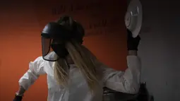 Pengunjung melempar piring di ruang kemarahan untuk menghilangkan stres di Smash RX LLC di Westlake Village, California (5/2/2021).  Ruangan ini disediakan untuk melampiaskan amarah  dan kekecewaan yang dirasakan seseorang akibat pandemi COVID-19 yang belum berakhir. (AP Photo/Jae C. Hong)