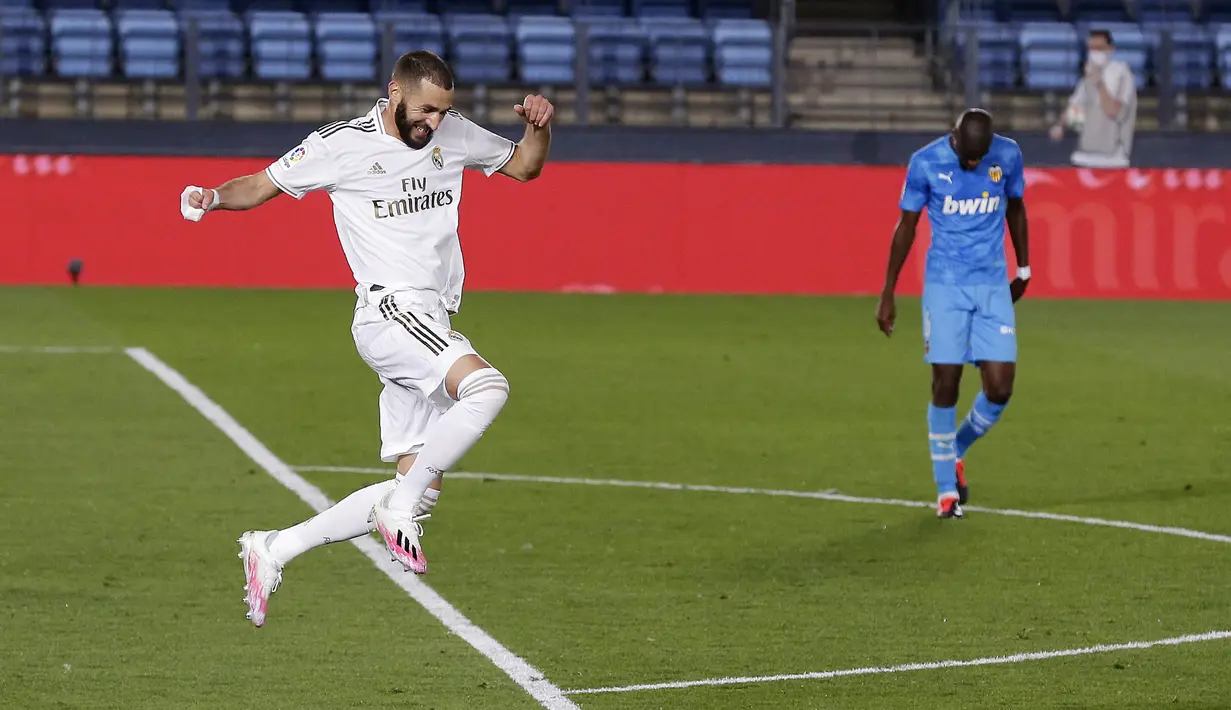Pemain Real Madrid Karim Benzema melakukan selebrasi usai mencetak gol ke gawang Valencia pada pertandingan La Liga Spanyol di Estadio Alfredo Di Stefano, Madrid, Spanyol, Kamis (18/6/2020). Real Madrid menang 3-0 lewat dua gol Karim Benzema dan satu gol Marco Asensio. (AP Photo Manu Fernandez)