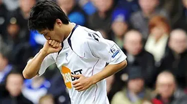 Gelandang asal Korea Selatan Lee Chung-Yong menjadi penentu kemenangan Bolton yang mengalahkan  Birmingham 3-2 di babak perempat final Piala FA di St Andrews, 12 Maret 2011. AFP PHOTO/GLYN KIRK