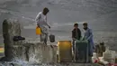 Petani bekerja di perkebunan anggur saat membuat kismis di Kandahar, Afghanistan, 6 September 2021. (JAVED TANVEER/AFP)