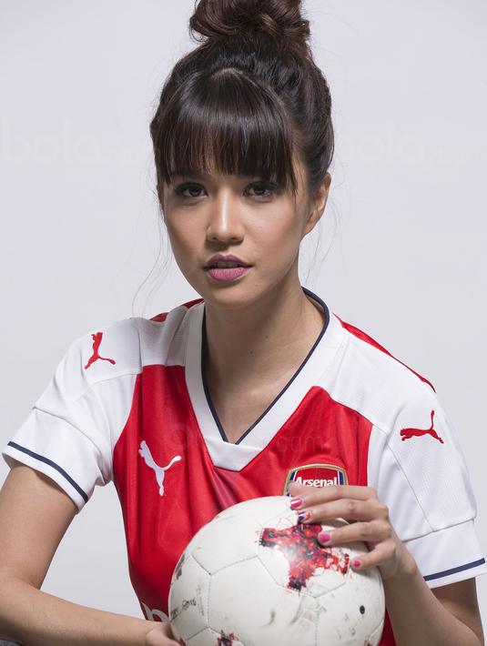 Olivia Fendry membuka rahasia bahwa dirinya adalah pengagum Arsenal. (Bola.com/Peksi Cahyo)