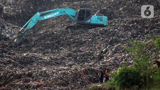 FOTO: Turap Jebol, Sampah TPA Cipeucang Genangi Sungai Cisadane
