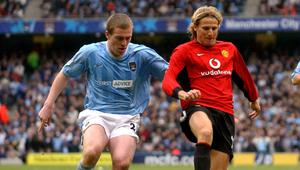 Diego Forlan. Striker Uruguay yang kini berusia 43 tahun dan telah pensiun pada Agustus 2019 bersama Kitchee ini menjadi satu-satunya pemain Uruguay yang mampu meraih trofi juara Premier League. Ia melakukannya bersama Manchester United pada musim 2002/2003, yaitu di musim keduanya bersama Setan Merah yang diperkuatnya selama 3 musim mulai tengah musim 2001/2002 hingga akhir musim 2003/2004 usai didatangkan dari Independiente. Gelar lain yang diraihnya adalah Piala FA 2003/2004 dan Community Shield tahun 2003. Bersama Setan Merah ia total tampil dalam 97 laga di semua ajang dengan torehan 17 gol dan 9 assist. (AFP/Paul Barker)