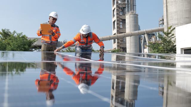 Fasilitas panel surya di PT Solusi Bangun Indonesia Tbk (SMCB) (Foto: Solusi Bangun Indonesia)