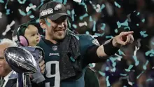 Nick Foles melakukan selebrasi usai membawa Eagles juara Super Bowl LII (AP)