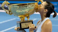 Petenis Prancis, Caroline Garcia mencium trofi yang diraihnya usai mengalahkan petenis nomor satu dunia Simona Halep pada final China Terbuka di Beijing, Minggu (8/10). Garcia, menjadi juara dengan mengalahkan Simona Halep 6-4, 7-6. (AP/Ng Han Guan)