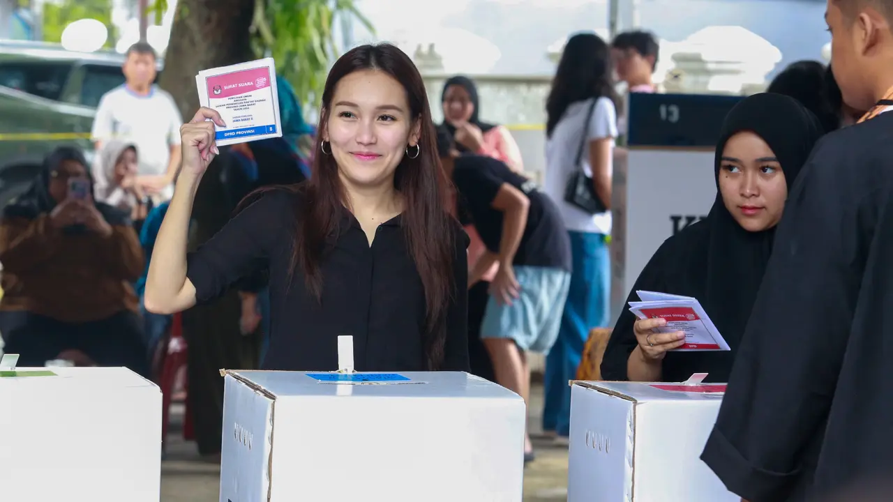 Ayu Ting Ting nyoblos (Kapanlagi/M Akrom Sukarya)