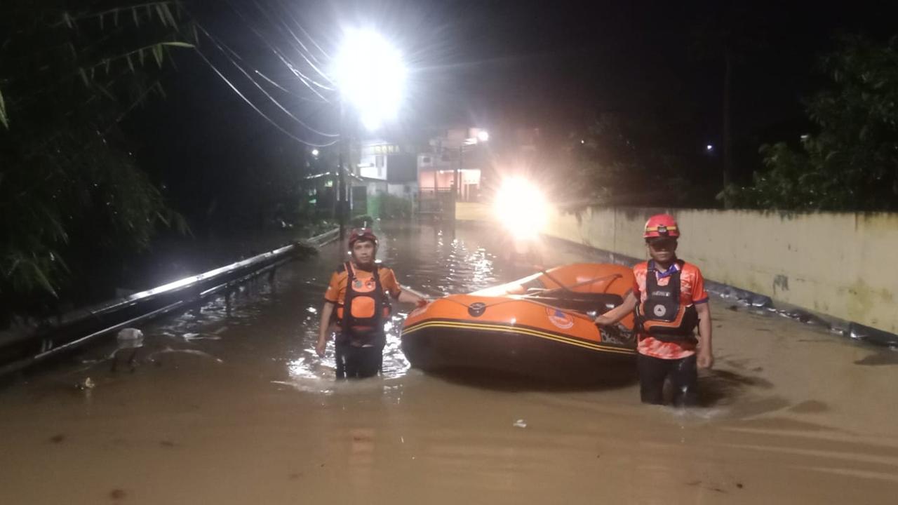 Total 11 Lokasi di Tangsel Dilanda Banjir, Ini Lokasi Paling Parah Terendam sampai 1,2 Meter
