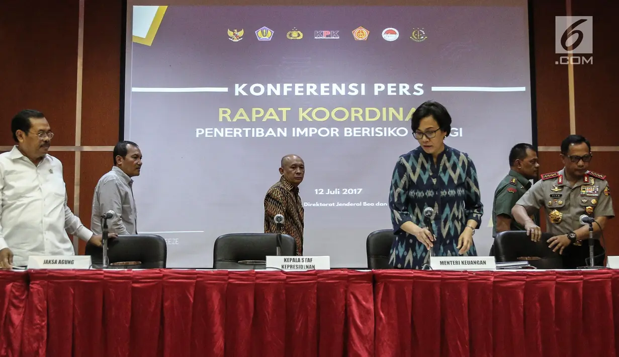Suasana persiapan konferensi pers usai rapat koordinasi penertiban impor berisiko tinggi di kantor pusat Bea dan Cukai, Jakarta, Rabu (12/7). Rakor tersebut membahas perkembangan penertiban importir berisiko tinggi. (Liputan6.com/Faizal Fanani)
